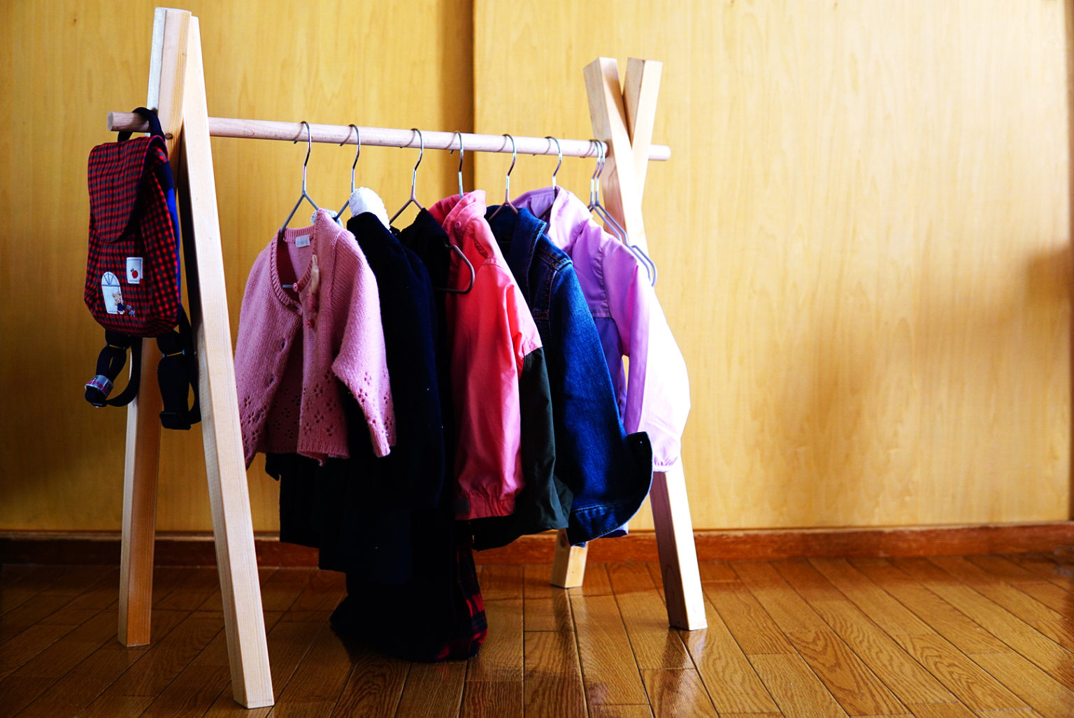 簡単DIY！散らかる子ども服をおしゃれハンガーラックで見せる収納 